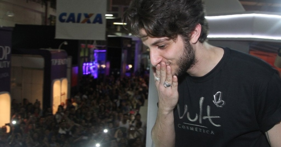 7.set.2014 - Chay Suede manda beijos para a multidão de fãs na feira internacional de beleza, que acontece em São Paulo. A apresenta provocou tumulto ao chegar no evento