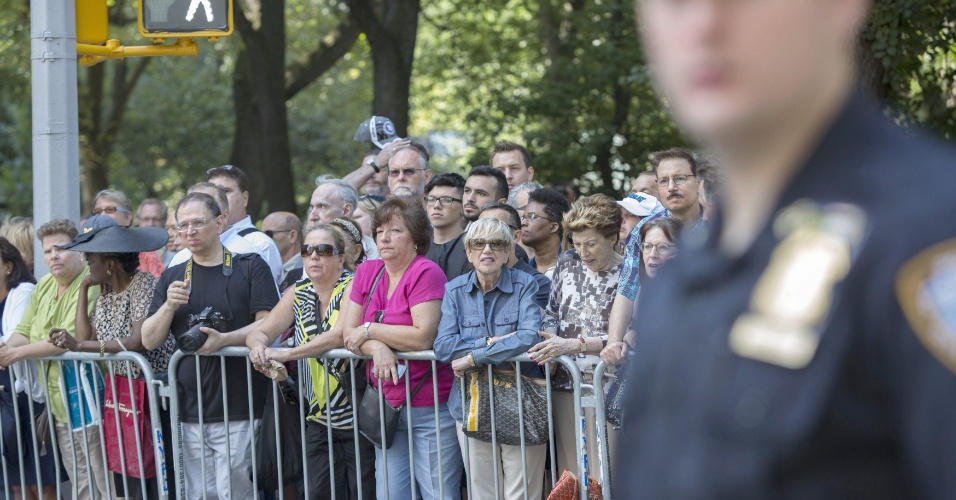 7.set.2014 -  Público observa movimentação em frente ao templo Emanu-El, em Nova York, onde acontece o funeral da apresentadora Joan Rivers