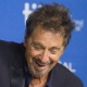 07.set.2014 - Al Pacino e Harmony Korine limpam a mesa após o ator derrubar água durante coletiva de imprensa para promover o filme "Manglehorn", no Festival Internacional de Cinema de Toronto. - Fred Tornhill/Reuters