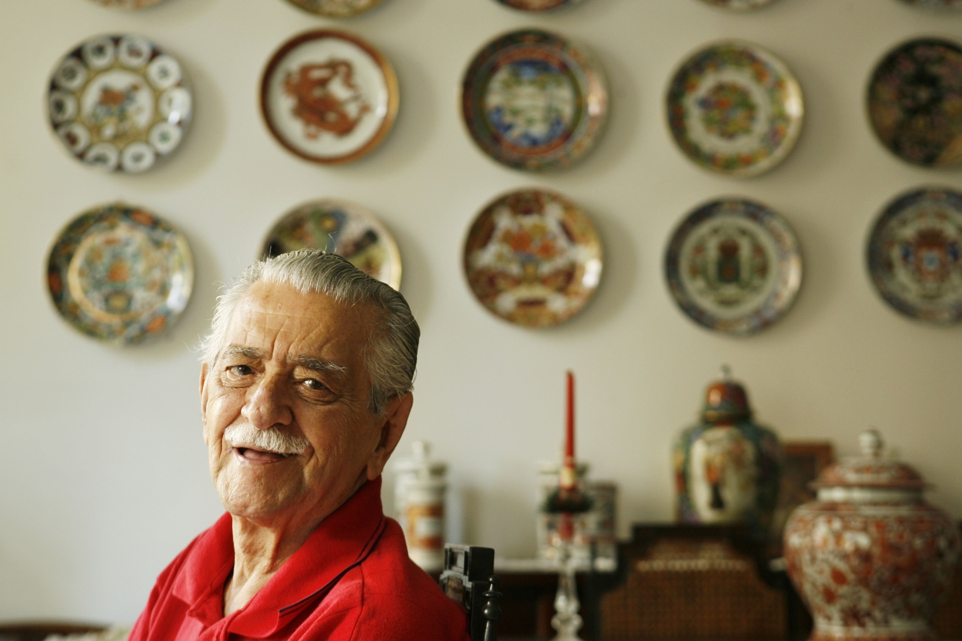 5.mar.2008 - Milton Santos de Almeida, o Miltinho, posa para foto, em sua casa, no Rio de Janeiro - Rafael Andrade/Folhapress