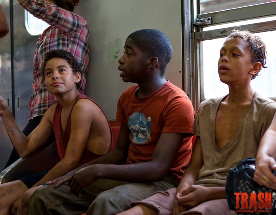 Cena de "Trash: A Esperança Vem do Lixo", que traz os estreantes Rickson Tevez, Eduardo Luis e Gabriel Weinstein - Divulgação