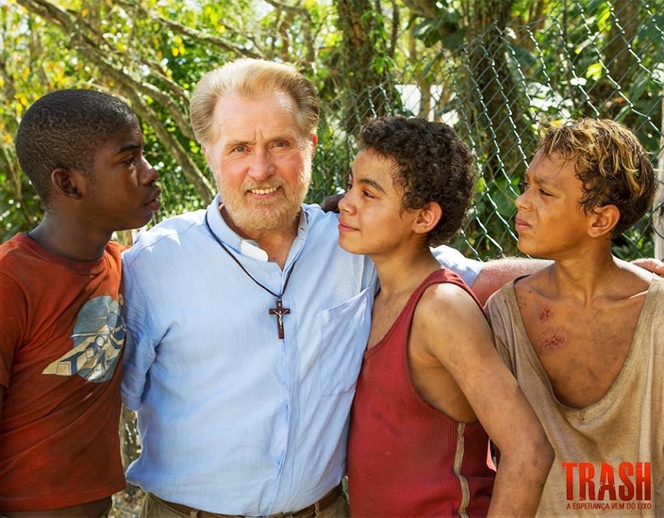 Martin Sheen posam com os atores estreantes Rickson Tevez, Eduardo Luis e Gabriel Weinstein nos bastidores de  "Trash" - Divulgação