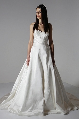 Noiva minimalista: as mulheres que dispensam as rendas, bordados e brilhos, característicos dos vestidos de noiva, podem combinar o modelo básico apenas com um headband (acessório delicado de cabeça). O resultado é um visual moderno e sem excesso de informações - Reinaldo Canato/UOL