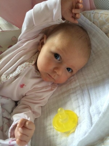 13.mai.2014 - John Krasinski mostra foto de sua filha com Emily Blunt, Hazel