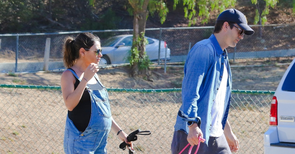 6.set.2014 - Na reta final da gravidez, Mila Kunis faz caminhada ao lado do noivo, o ator Ashton Kutcher