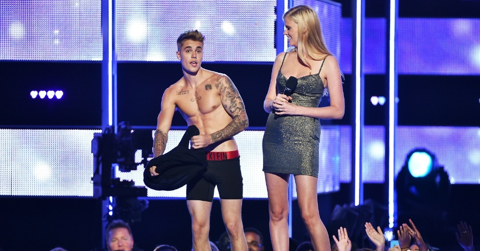 9.set.2014 - Ao lado de Laura Stone, Justin Bieber fica sem camisa e só de cueca durante o Fashion Rocks, evento de moda que acontece em Nova York, nos Estados Unidos