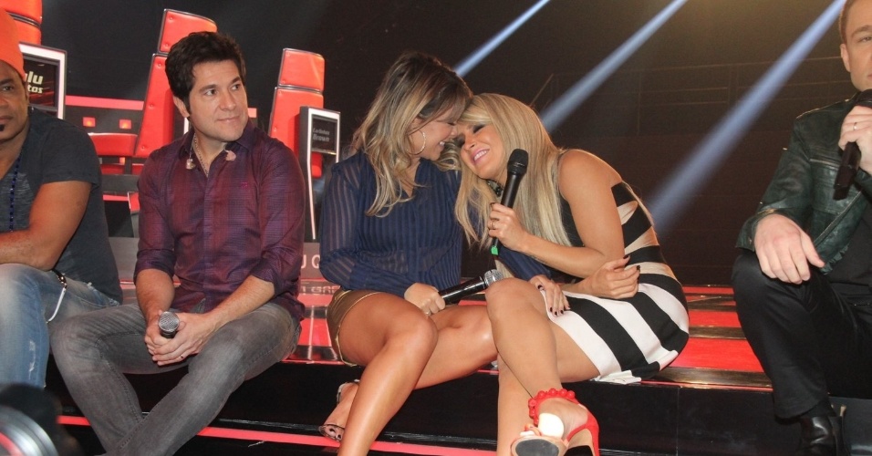 9.set.2014 - Cantora Claudia Leitte e Fernanda Souza trocam carícias na apresentação da terceira edição do "The Voice Brasil"