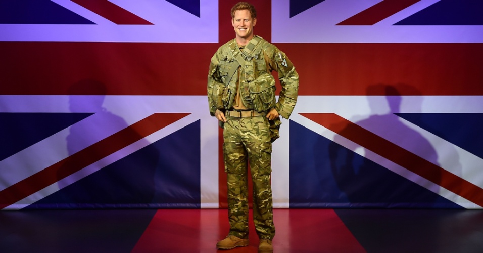 9.set.2014 - Em comemoração a seus 30 anos, Príncipe Harry ganha estátua de cera fardada no Museu Madame Tussauds, em Londres. O Príncipe faz aniversário no dia 15 de setembro
