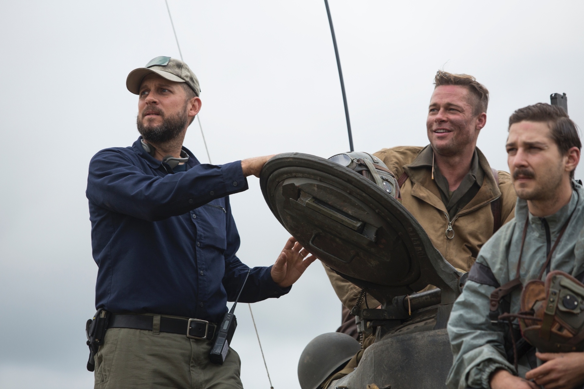 O diretor David Ayer orienta os atores Brad Pitt e Shia LaBeouf durante as filmagens de "Corações de Ferro" - Divulgação