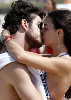 Rafael e Sandra se beijam na praia