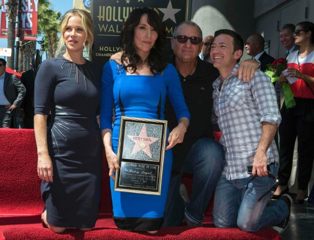 A atriz Katey Sgaal recebe estrela na Calçada da Fama de Hollywood, na Califórnia, e posa com os colegas da série "Married With Children": Christina Applegate, Ed O'Neill e David Faustino