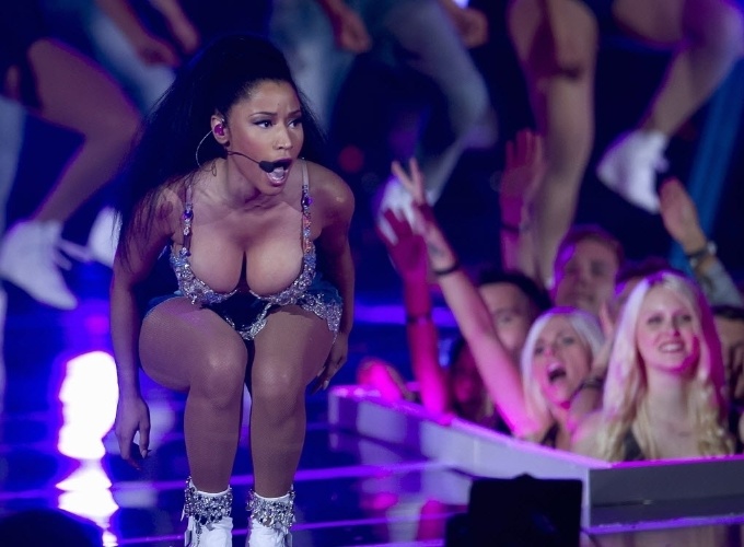 9.set.2014 - Com um decotão, Nicki Minaj quase deixa os seios à mostra durante sua apresentação no Fashion Rocks, em Nova York, nos Estados Unidos