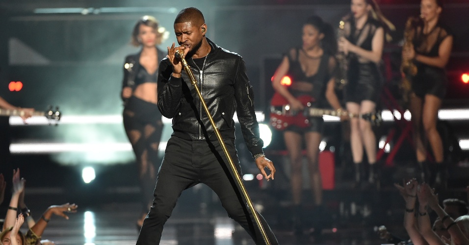 9.set.2014 - O cantor Usher agira o público durante sua apresentação no Fashion Rocks, em Nova York, nos Estados Unidos