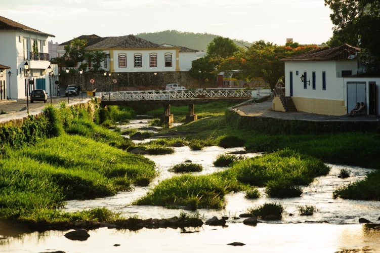 O rio Vermelho corta a Cidade de Goiás. O nível da água aumenta bastante quando chegam as chuvas de verão