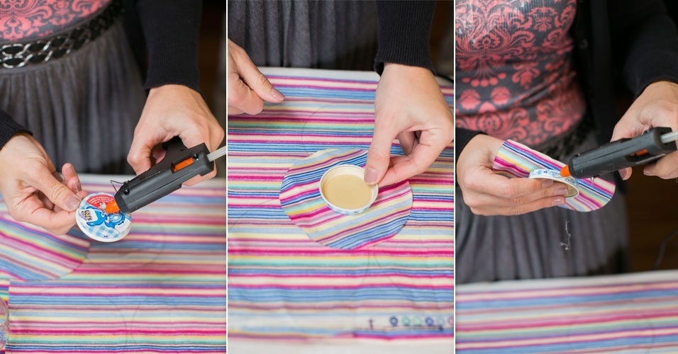 passo a passo de lembrancinha de aniversário com pote de papinha | A próxima etapa da confecção da lembrancinha é, com a pistola de cola quente, colar o tecido na tampa. Pingue cola em cima e na lateral da tampa - Leonardo Soares/UOL