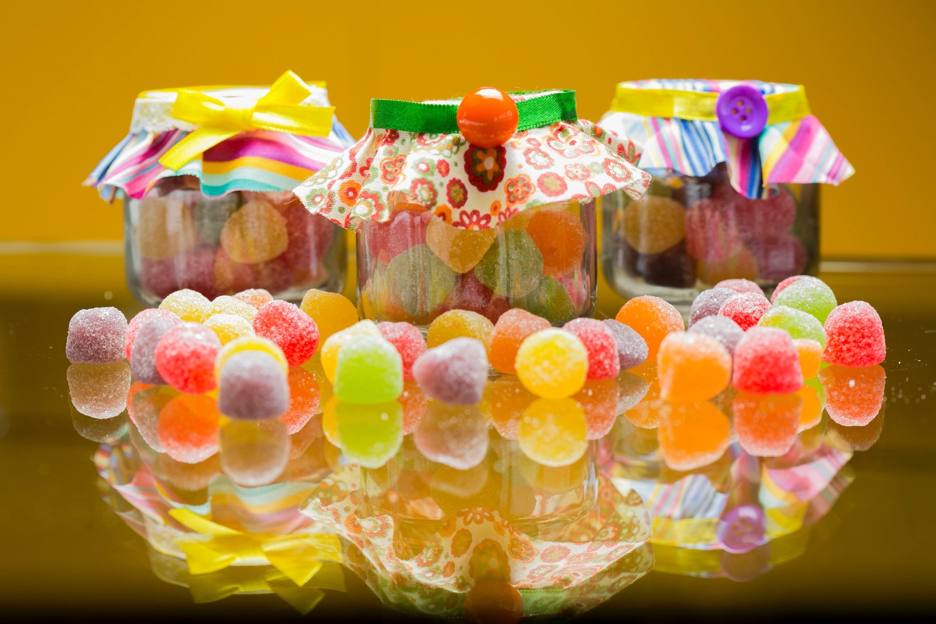 passo a passo de lembrancinha de aniversário com pote de papinha | Que tal transformar potinhos de papinha em lembrancinhas para os convidados da festa de aniversário do seu filho? Amanda Schumacker, do Malu Mattos Ateliê de Eventos (www.malumattos.com.br), ensina, passo a passo, como - Leonardo Soares/UOL