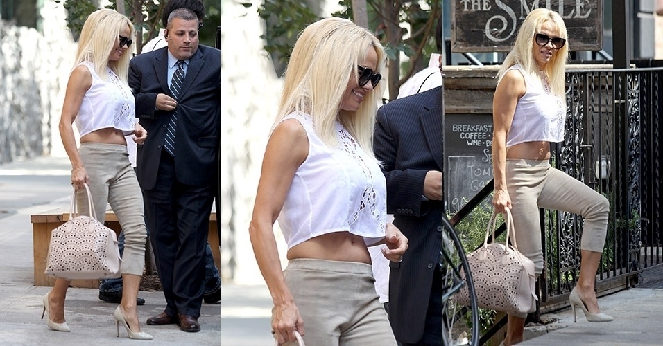 10.set.2014 - Pamela Anderson aparece com "pneuzinhos" ao sair de barriga de fora em Nova York. A modelo e atriz, que recentemente cortou os cabelos em estilo "joãozinho", também exibiu uma peruca de longos cabelos loiros