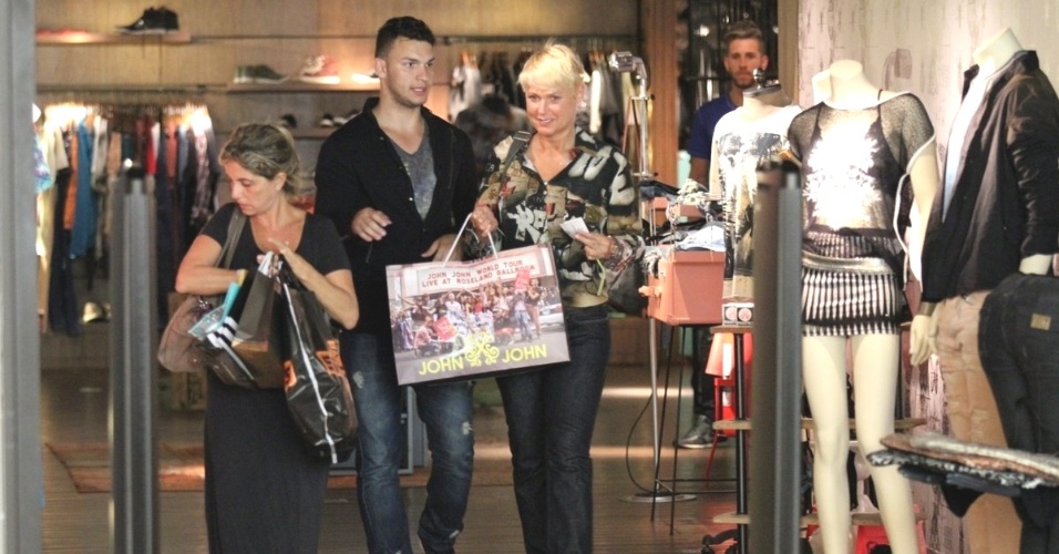 11.set.2014 - Com o namorado, Junno, e a filha Sasha, Xuxa faz compras em shopping, no Rio