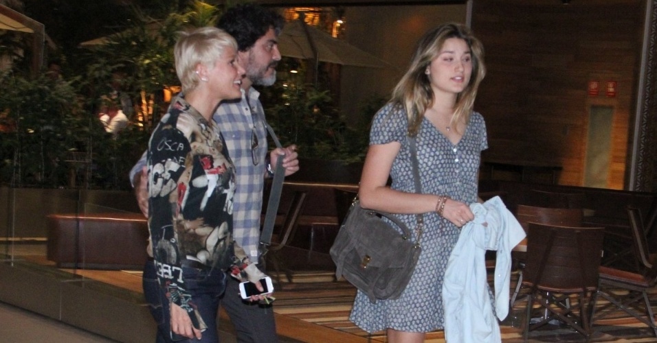 11.set.2014 - Xuxa é vista passeando em shopping com o namorado, Junno, e a filha, Sasha