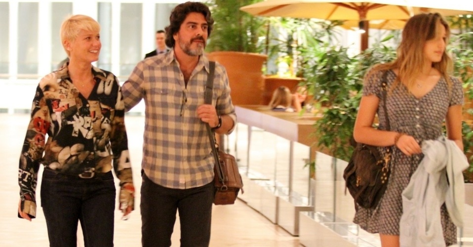 11.set.2014 - Xuxa é vista passeando em shopping com o namorado, Junno, e a filha, Sasha