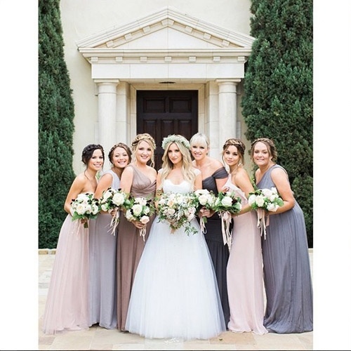 8.set.2014 - A atriz Ashley Tisdale posa com damas de seu casamento. Entre elas, está a atriz Vanessa Hudgens (a segunda da direita para a esquerda)