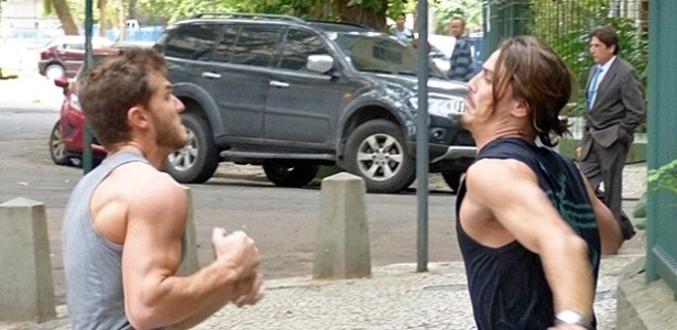 Leonardo (Klebber Toledo) e Robertão (Rômulo Neto) brigam no meio da rua