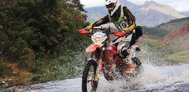 Para disputar um enduro, é preciso de uma moto preparada a qualquer tipo de piso - Roberto Brandão Filho/Infomoto