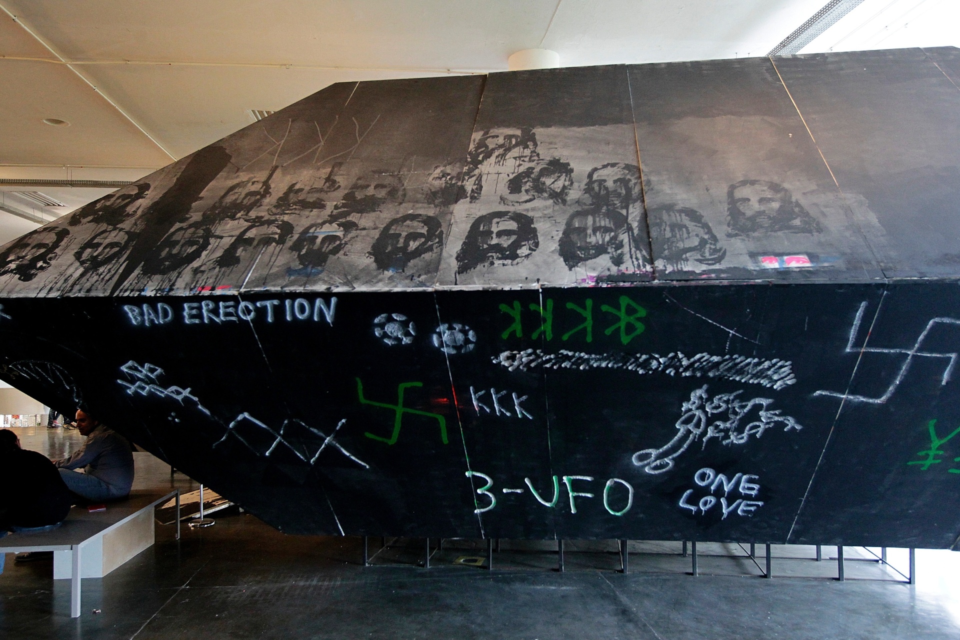 11.set.2014 - Obras que abordam religião e espiritualidade de diversas formas perpassam a seleção apresentada pela 31ª Bienal de São Paulo - Reinaldo Canato/UOL