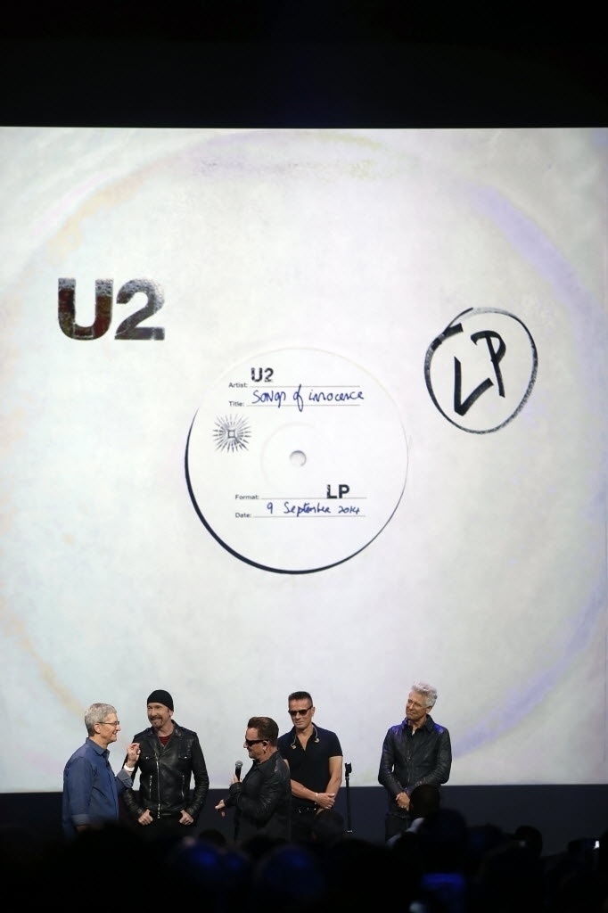 9.set.2014 - Ao lado do CEO da Apple, Tim Cook, o U2 anuncia o lançamento gratuito do álbum "Songs of Innocence", o primeiro da banda em cinco anos - Stephen Lam/Reuters