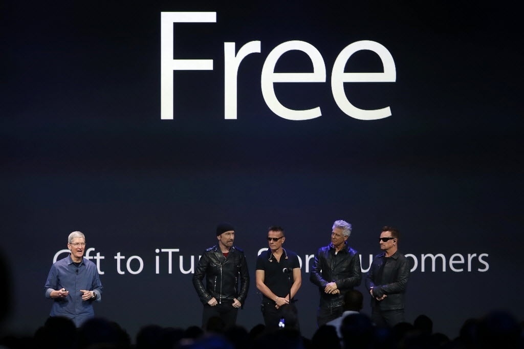 9.set.2014 - Ao lado do CEO da Apple, Tim Cook, o U2 anuncia o lançamento gratuito do álbum "Songs of Innocence", o primeiro da banda em cinco anos - Stephen Lam/Reuters