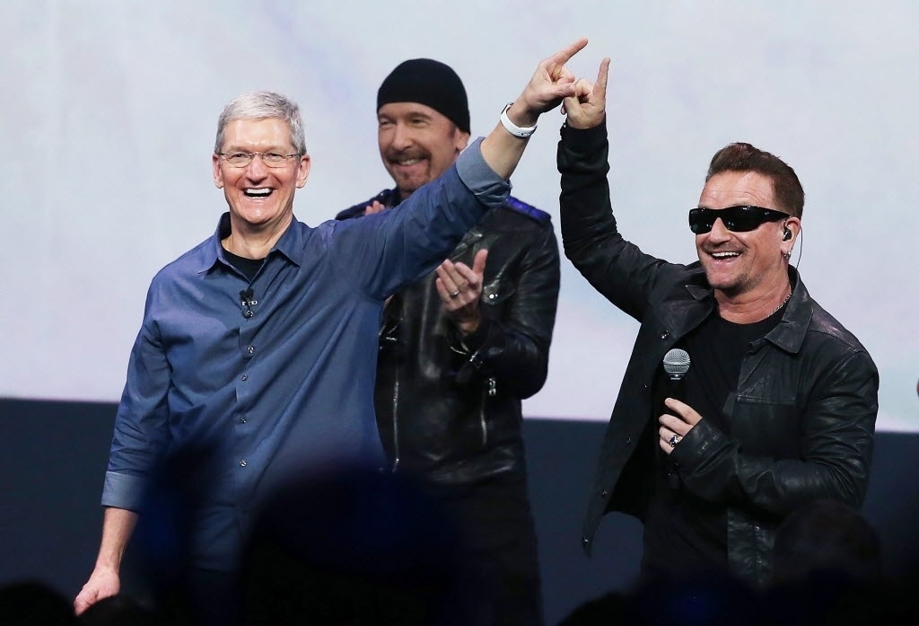 9.set.2014 - Ao lado do CEO da Apple, Tim Cook, o U2 anuncia o lançamento gratuito do álbum "Songs of Innocence", o primeiro da banda em cinco anos - Justin Sullivan/Getty Images