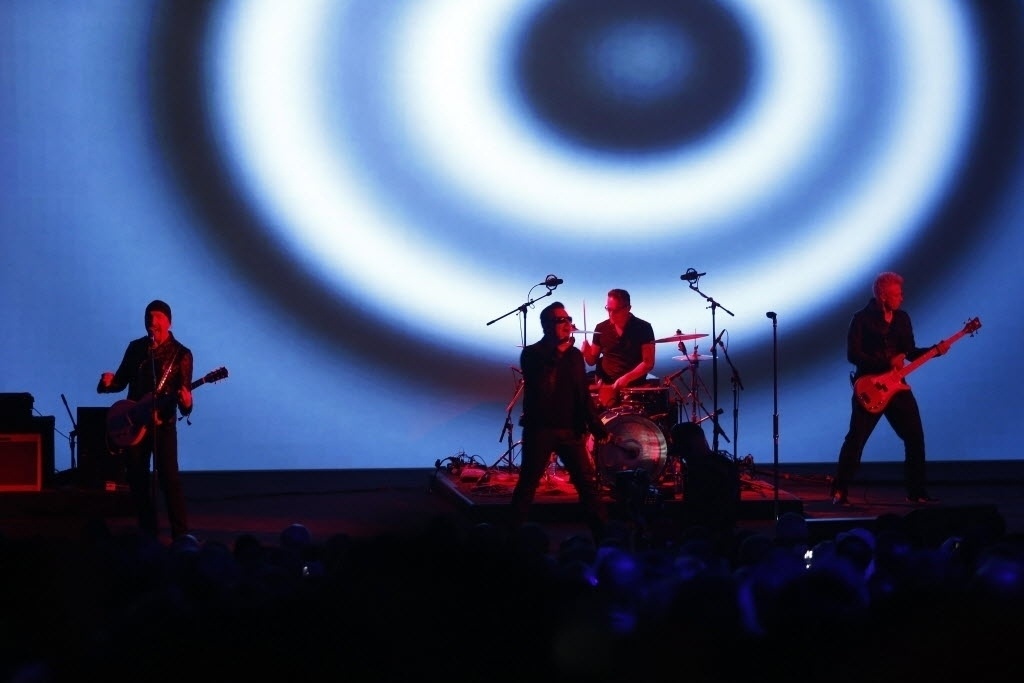 9.set.2014 - U2 toca "The Miracle (of Joey Ramone)", no evento em anunciou o lançamento do álbum "Songs of Innocence", em parceria com a Apple - Monica Davey/EFE