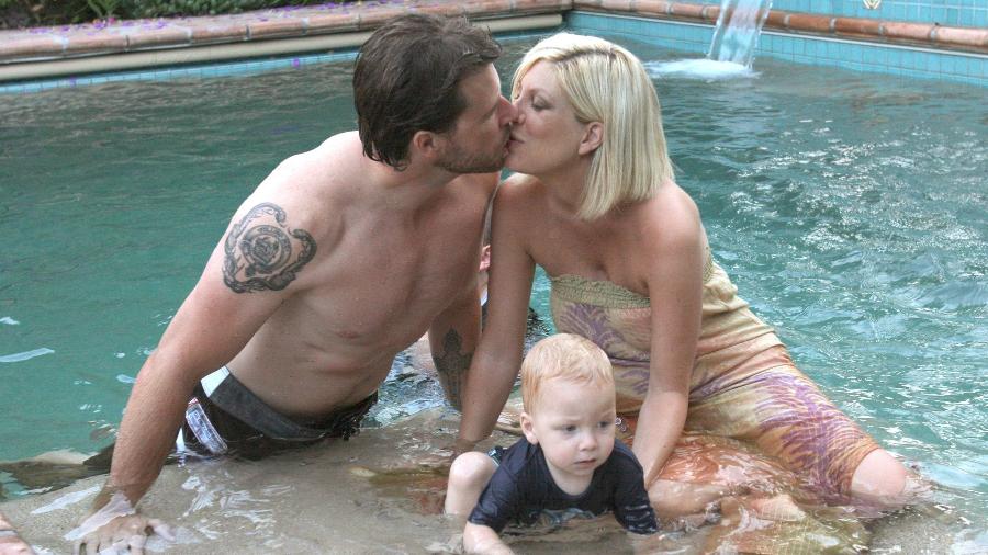 O ator Dean McDermott e a atriz Tori Spelling na piscina da casa do casal - The Grosby Group