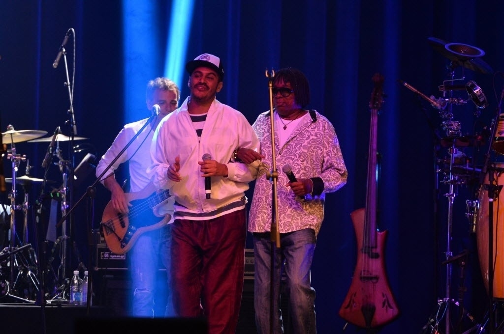 12.set.2014 - Milton Nascimento faz parceira com Criolo em show no Vivo Rio, no Aterro do Flamengo, na zona sul da capital fluminense, na noite desta sexta-feira - André Lobo/UOL