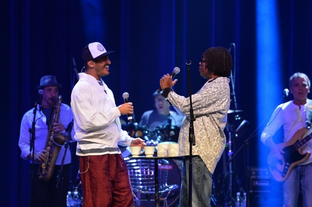 12.set.2014 - Milton Nascimento faz parceira com Criolo em show no Vivo Rio, no Aterro do Flamengo, na zona sul da capital fluminense, na noite desta sexta-feira - André Lobo/UOL