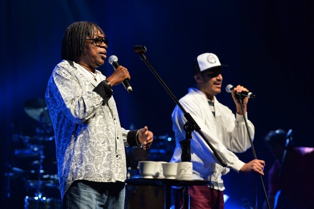 12.set.2014 - Milton Nascimento faz parceira com Criolo em show no Vivo Rio, no Aterro do Flamengo, na zona sul da capital fluminense, na noite desta sexta-feira - André Lobo/UOL