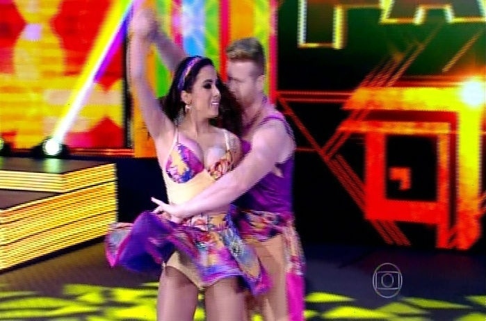 14.set.2014 - Anitta e Magno Dutra dançam "Preta" de Beto Barbosa na "Dança dos Famosos" durante a repescagem da lambada