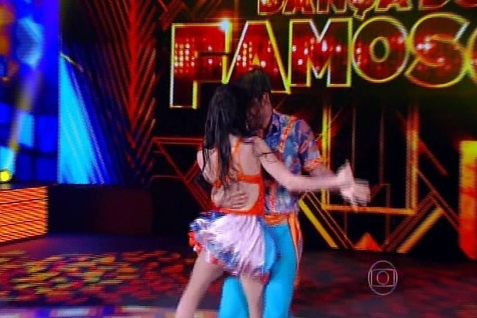 14.set.2014 - Bruno Gissoni e Gabe Cardoso dançam "A Roda" de Sarajane na "Dança dos Famosos" durante a repescagem da lambada