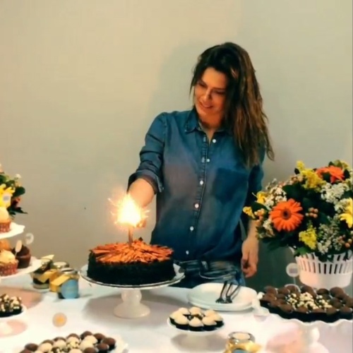 15.set.2014- Carolina Dieckmann ganha festa surpresa antecipada com bolo de chocolate e doces em salão de beleza no Rio. A comemoração foi organizada pelo promoter David Brazil. Nesta terça-feira (16), a atriz completa 36 anos