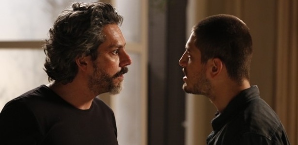 Em "Império", Zé Alfredo confronta João Lucas ao encontrá-lo na casa de Maria Isis