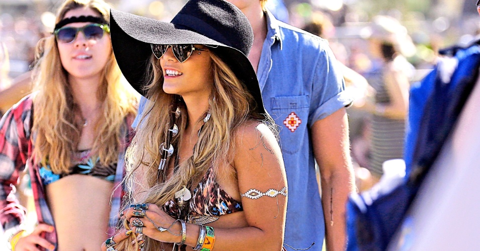 13.abr.2014 - Vanessa Hudgens exibe barriga de fora no festival Coachella