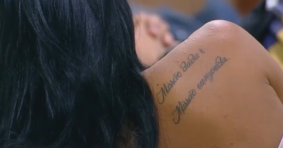 16.ago.2014 - Em "A Fazenda 7", Lorena Bueri exibe tatuagem com os dizeres "missão dada, missão cumprida" nas costas