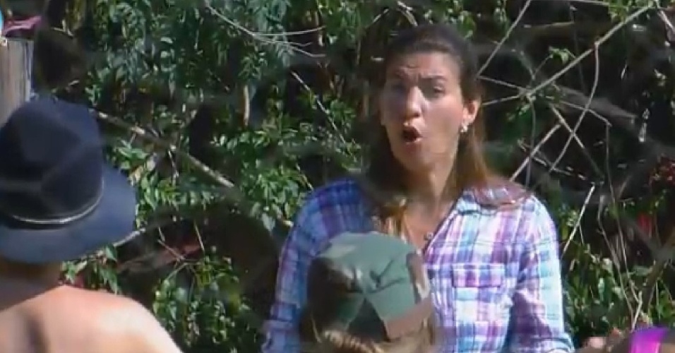 16.set.2014 - A zootecnista Fernanda dá instruções para os peões sobre o cuidado com os animais