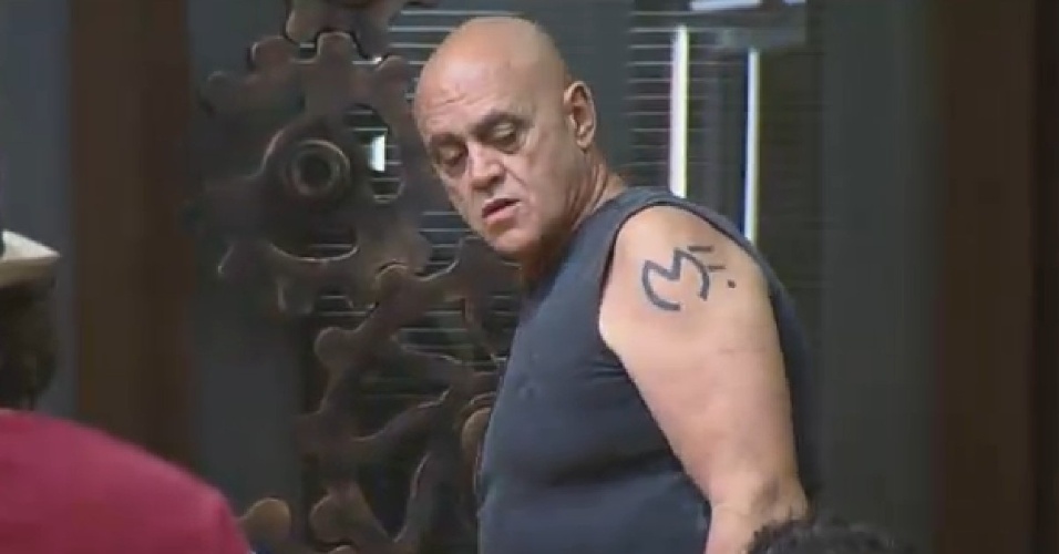 16.set.2014 - Oscar Maroni exibe tatuagem no braço esquerdo em "A Fazenda 7"