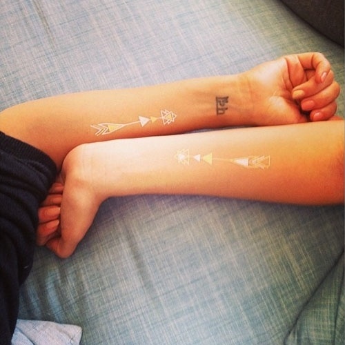 2014 - Jessica Alba exibe as tatuagens iguais, que ela e uma amiga haviam colocado
