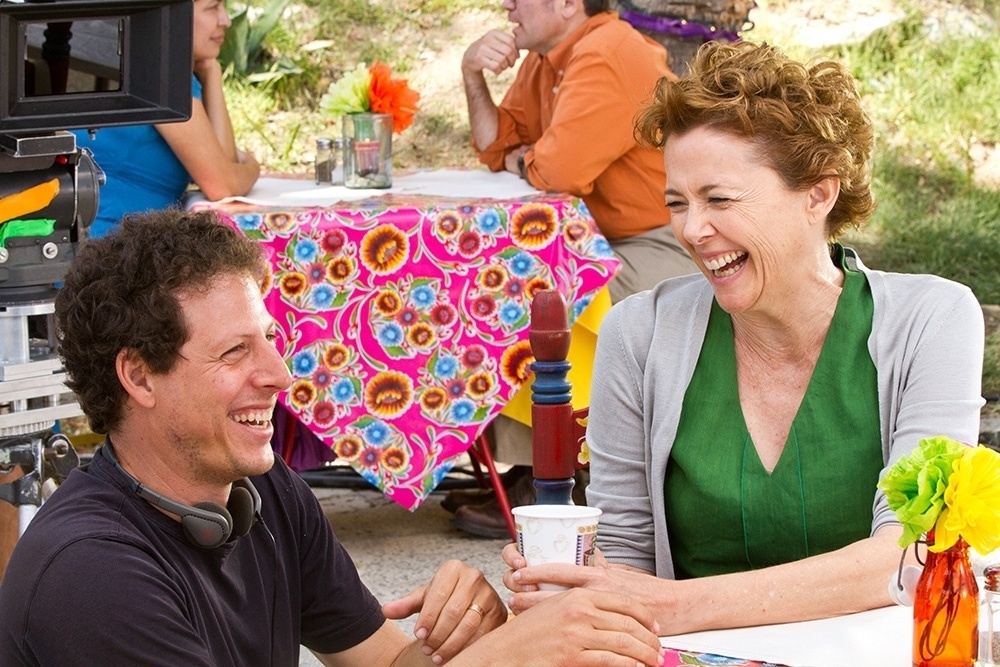 O diretor Arie Posin e Annette Benning nas filmagens de "Uma Nova Chance Para Amar" - Divulgação