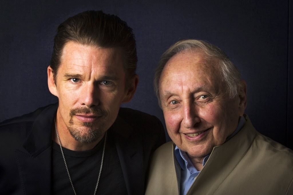 10.set.2014 - Ethan Hawke e o pianista Seymour Bernstein promovem o documentário "Seymour: An Introduction" no Festival de Cinema de Toronto - Reuters