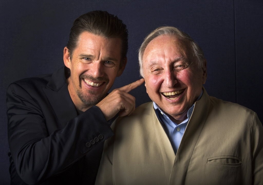 10.set.2014 - Ethan Hawke e o pianista Seymour Bernstein promovem o documentário "Seymour: An Introduction" no Festival de Cinema de Toronto - Reuters