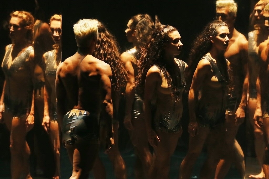 16.set.2014 - Em turnê pelo Brasil, a companhia norte-americana Momix se apresenta no Teatro Alfa, na zona sul de São Paulo, na noite desta terça-feira, com o espetáculo de dança "Alchemia" - Flavio Florido/UOL