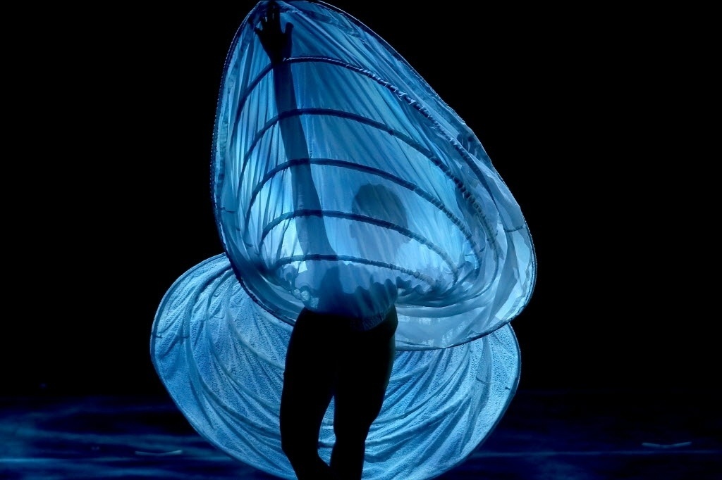 16.set.2014 - Em turnê pelo Brasil, a companhia norte-americana Momix se apresenta no Teatro Alfa, na zona sul de São Paulo, na noite desta terça-feira, com o espetáculo de dança "Alchemia" - Flavio Florido/UOL